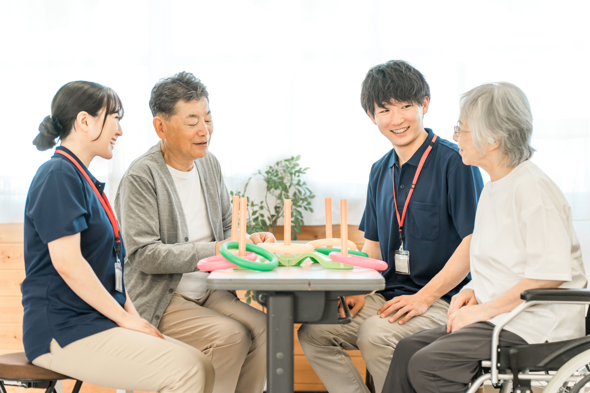 スタッフと利用者様が交流する障害者支援事業の様子