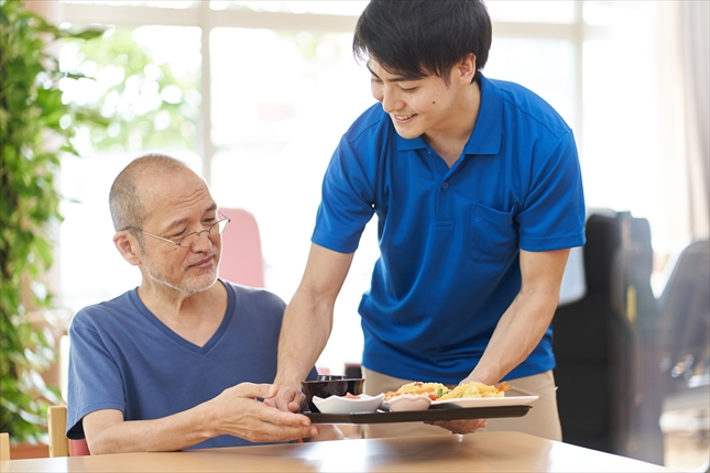 作業の様子を見守る支援スタッフ